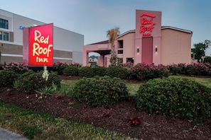 A Red Roof Inn with a registration arch and a large neon sign. - Red Roof Inn Virginia Beach - Norfolk Airport (Virginia Beach)
