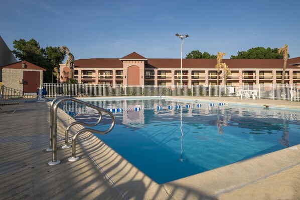 Una piscina al aire libre de temporada (de 10:00 a 20:30), tumbonas