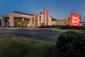A Red Roof Inn with a registration area and a clear entrance. - Red Roof Inn Virginia Beach - Norfolk Airport (Virginia Beach)