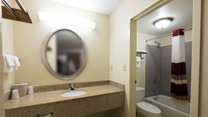 Combined shower/bathtub, free toiletries, hair dryer, towels - Red Roof Inn Virginia Beach - Norfolk Airport (Virginia Beach)