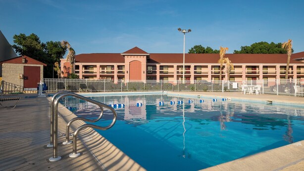 Seasonal outdoor pool, open 10:00 AM to 8:30 PM, pool loungers - Red Roof Inn Virginia Beach - Norfolk Airport (Virginia Beach)