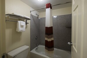 Combined shower/bathtub, free toiletries, hair dryer, towels