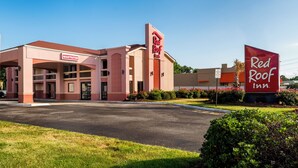 A Red Roof Inn with a registration area and a parking lot. - Red Roof Inn Virginia Beach - Norfolk Airport (Virginia Beach)