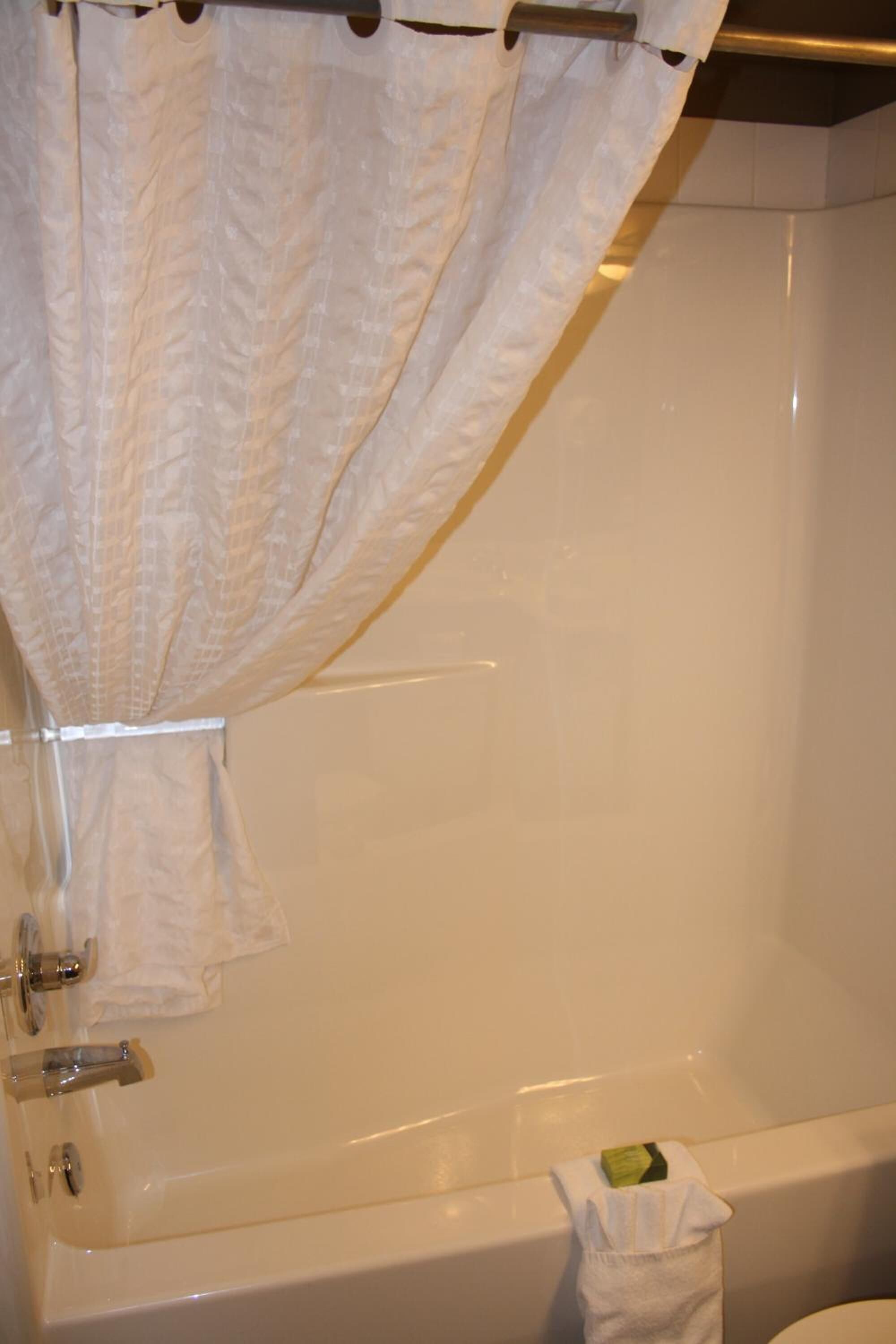 combined shower/bathtub, free toiletries, towels