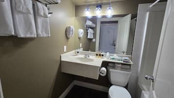 Ensemble douche/baignoire, articles de toilette gratuits