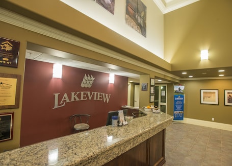 Mostrador para check-in y check-out. Lakeview Inns & Suites - Edson Airport