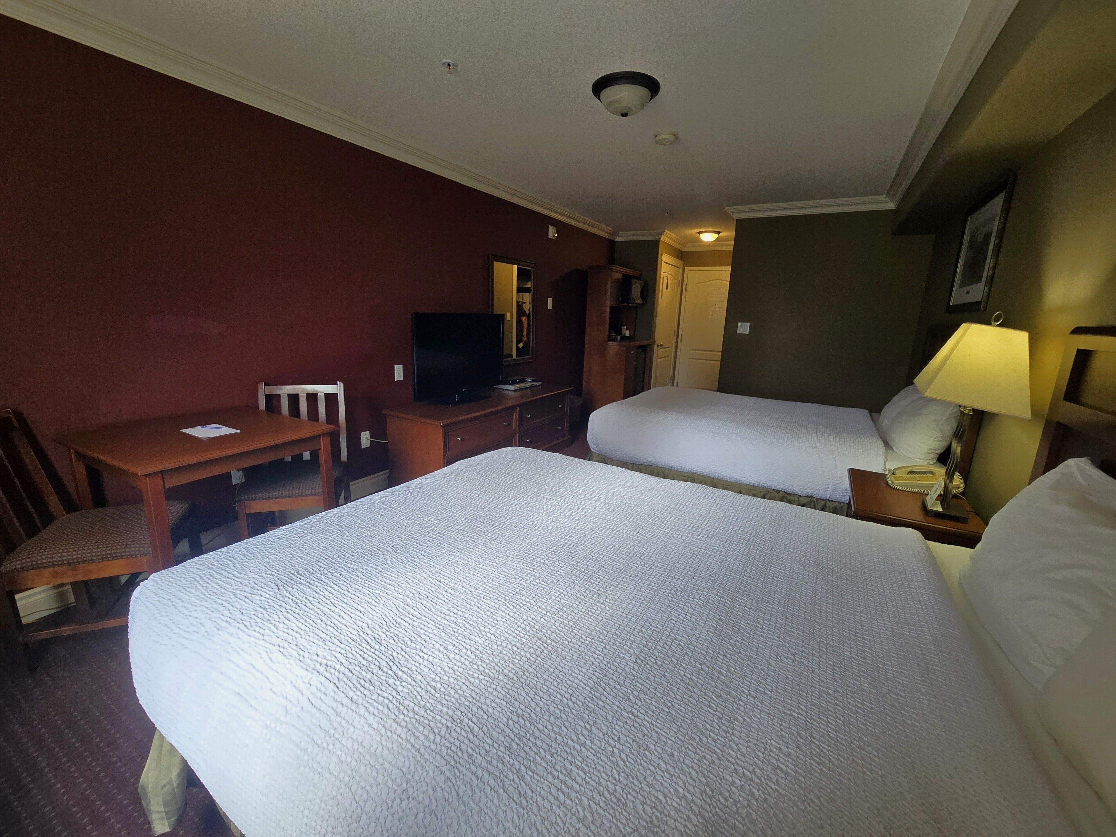 Coast Two Queens | Peralatan tempat tidur premium, meja, seterika/papan seterika 