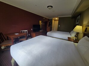 Coast Two Queens | Peralatan tempat tidur premium, meja, seterika/papan seterika 