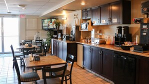 Breakfast area - HomeStay Express (Airdrie)