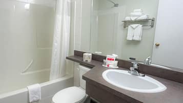 Suite, Mehrere Betten, Nichtraucher (One-Bedroom) | Badezimmer | Duschwanne, kostenlose Toilettenartikel, Haartrockner, Handtücher