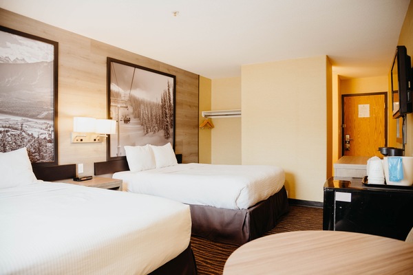 Standard Room, 2 Queen Beds, Fridge, Non Smoking (no pets) | Een bureau, gratis babybedden, extra bedden, gratis wifi