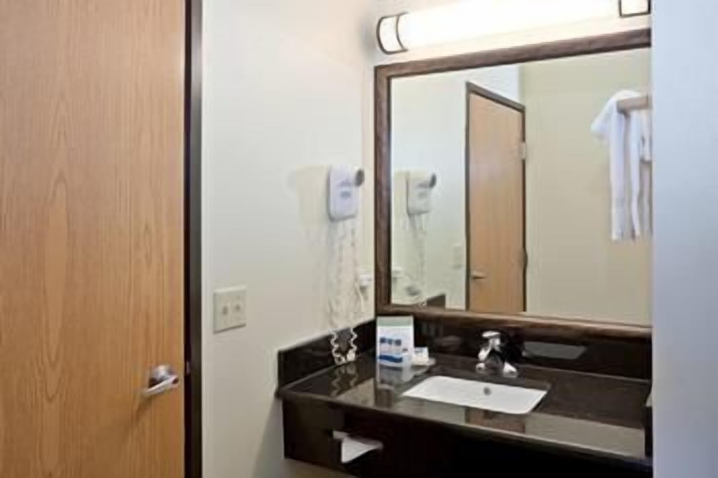 Combined shower/tub, hydromassage showerhead, free toiletries