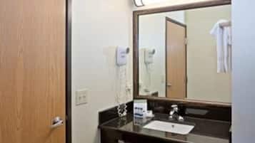 Combined shower/tub, hydromassage showerhead, free toiletries