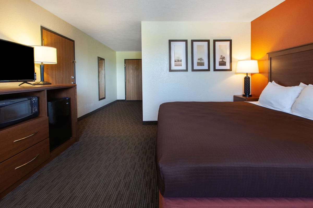 Habitación, 1 cama King size, con acceso para personas discapacitadas, para no fumadores | Escritorio, espacio para trabajar con laptop y cortinas blackout