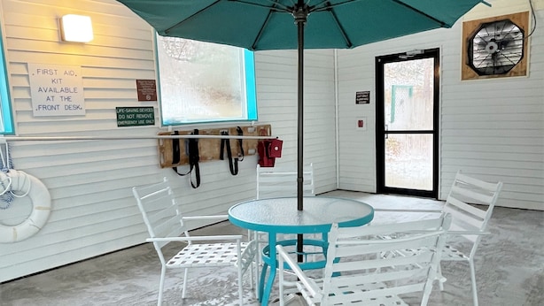 Indoor pool, pool loungers - Quality Inn Petoskey (Petoskey)