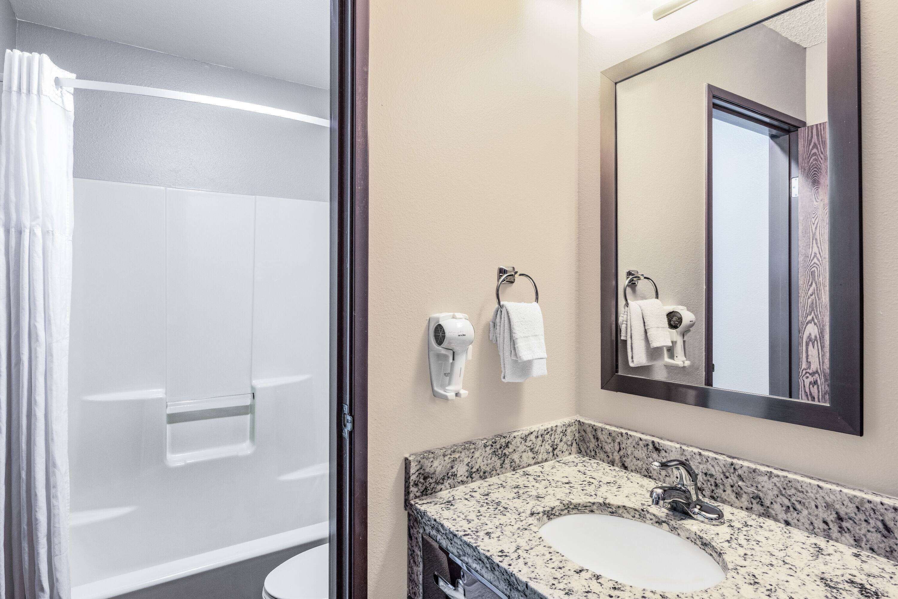 Ensemble douche/baignoire, articles de toilette gratuits, sèche-cheveux