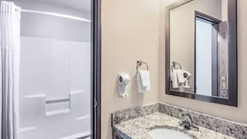 Ensemble douche/baignoire, articles de toilette gratuits, sĂšche-cheveux