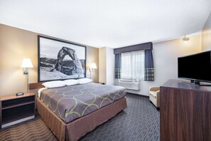Studio Suite Bulan Madu, 1 Tempat Tidur King, Bebas Asap Rokok | Seprai antialergi, meja kerja, tirai kedap cahaya, dan kedap suara