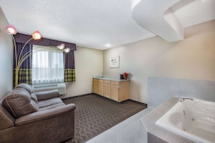 Honeymoon Studio Suite, 1 King Bed, Non Smoking | Hypo-allergenic bedding, desk, blackout drapes, soundproofing