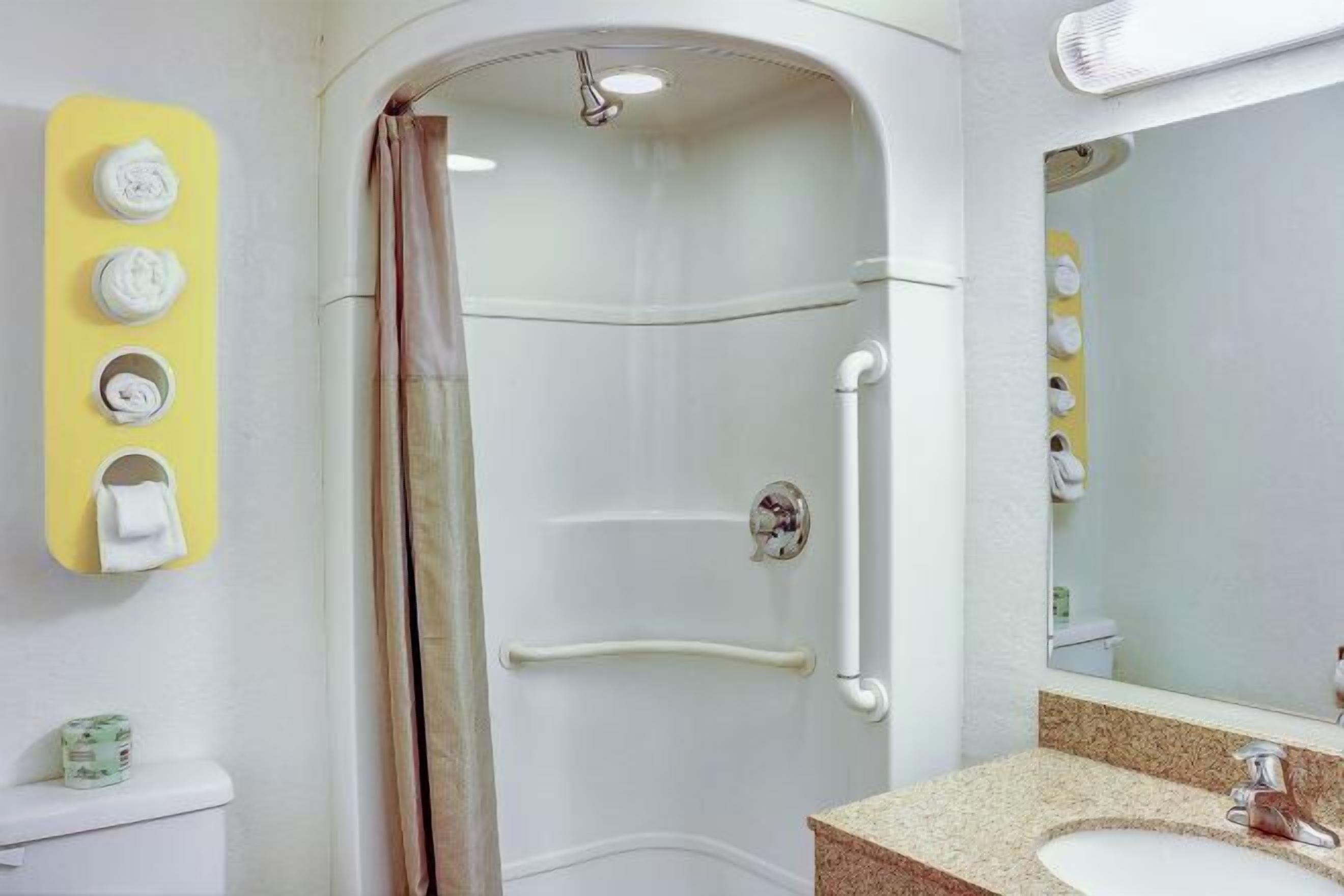 Bañera con ducha, toallas