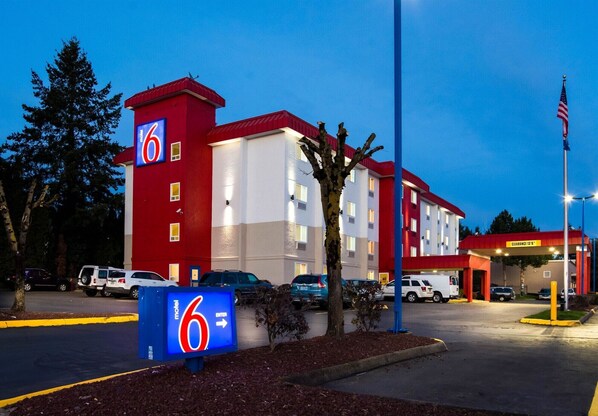 A motel with a red and white exterior, a '6' sign, and a clear entrance. - Motel 6 Wilsonville, OR - Portland (Wilsonville)