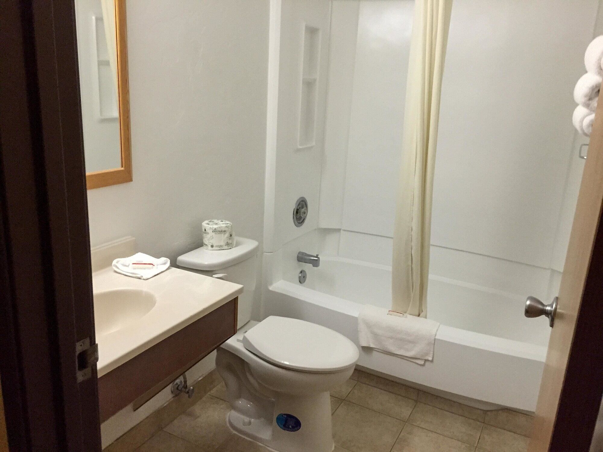 A bathroom with a toilet, sink, and bathtub.