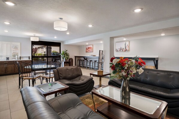 Lobby - Red Lion Inn & Suites Ontario (Ontario)