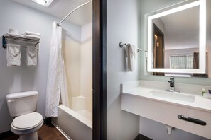 Room, 1 King Bed, Jetted Tub | Bathroom | Combined shower/tub, designer toiletries, hair dryer, towels - Red Lion Inn & Suites Ontario (Ontario)