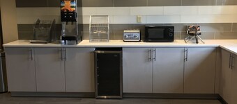 Super 8 by Wyndham Portland Airport