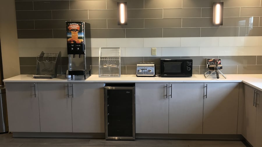 Super 8 by Wyndham Portland Airport