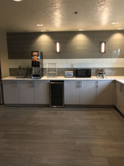 Super 8 by Wyndham Portland Airport