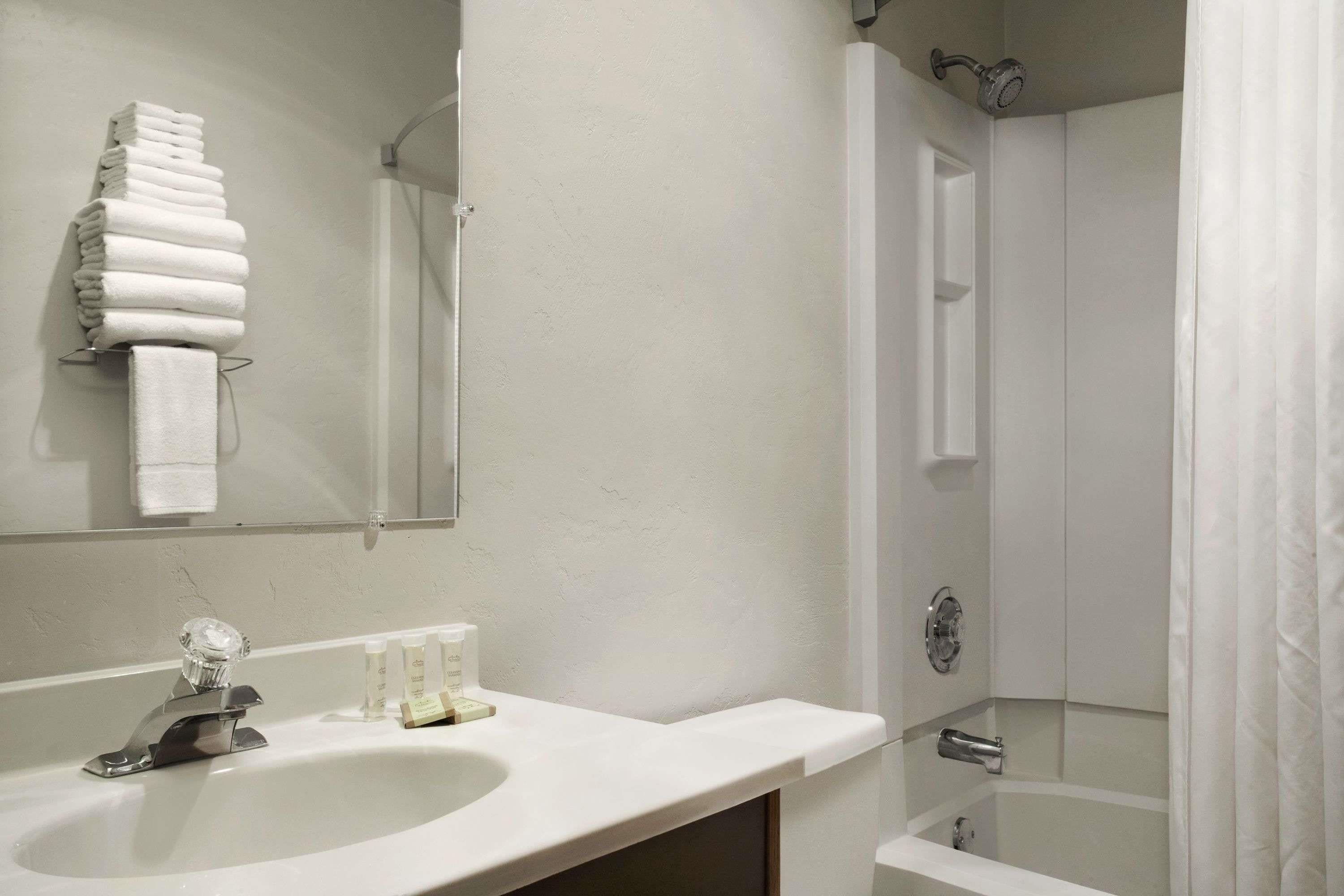 combined shower/bathtub, deep-soaking bathtub, free toiletries