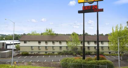 Super 8 by Wyndham Portland Airport