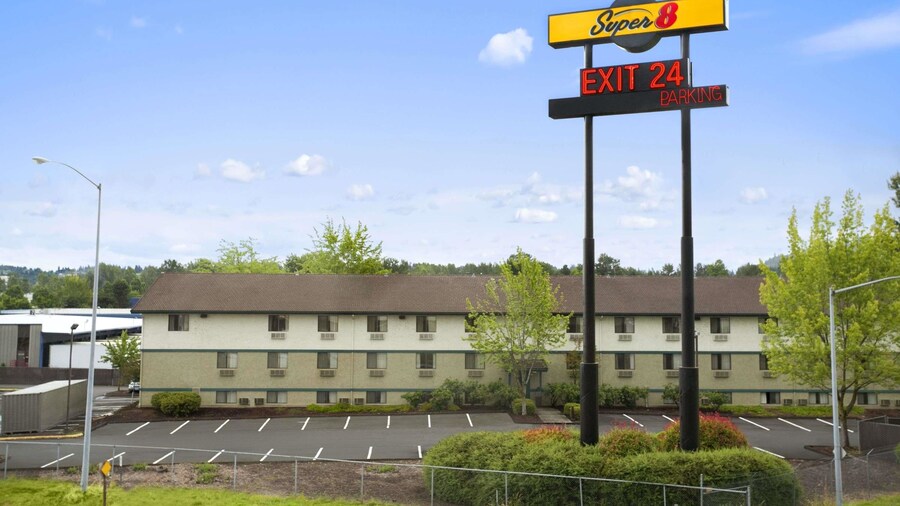 Super 8 by Wyndham Portland Airport