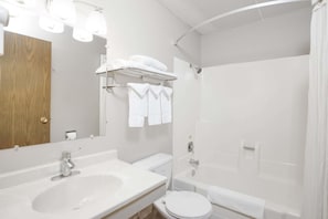 Combined shower/bathtub, towels