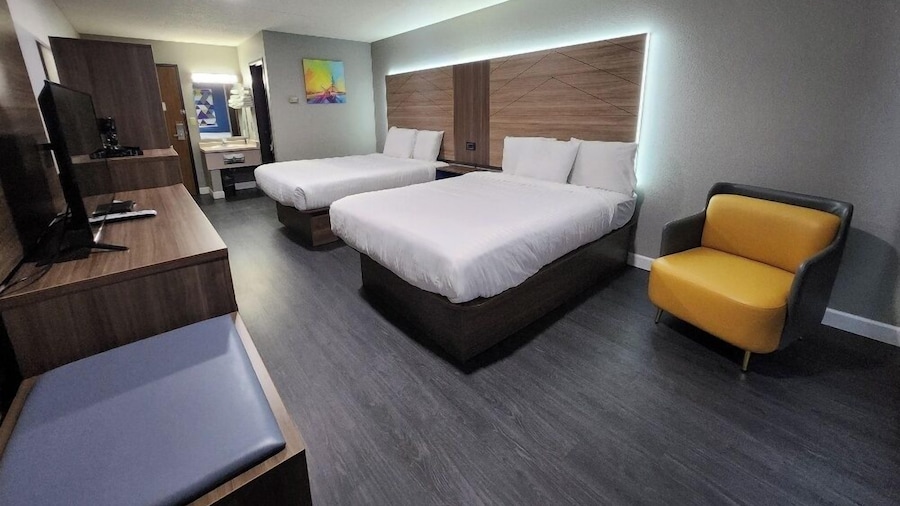 Super 8 by Wyndham Hayward WI