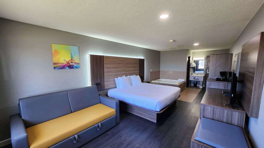 Super 8 by Wyndham Hayward WI