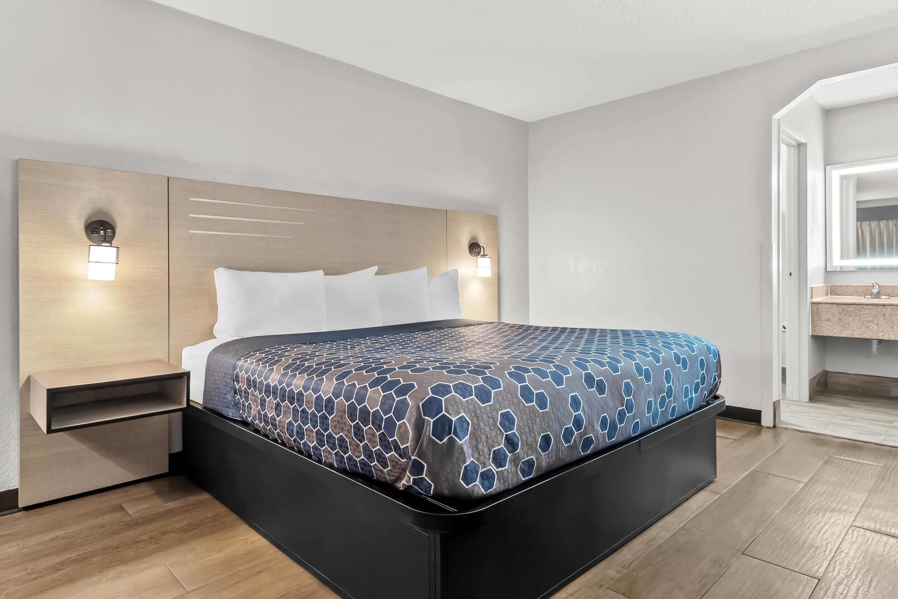 Camas con pillow-top, decoración personalizada y muebles diferentes 