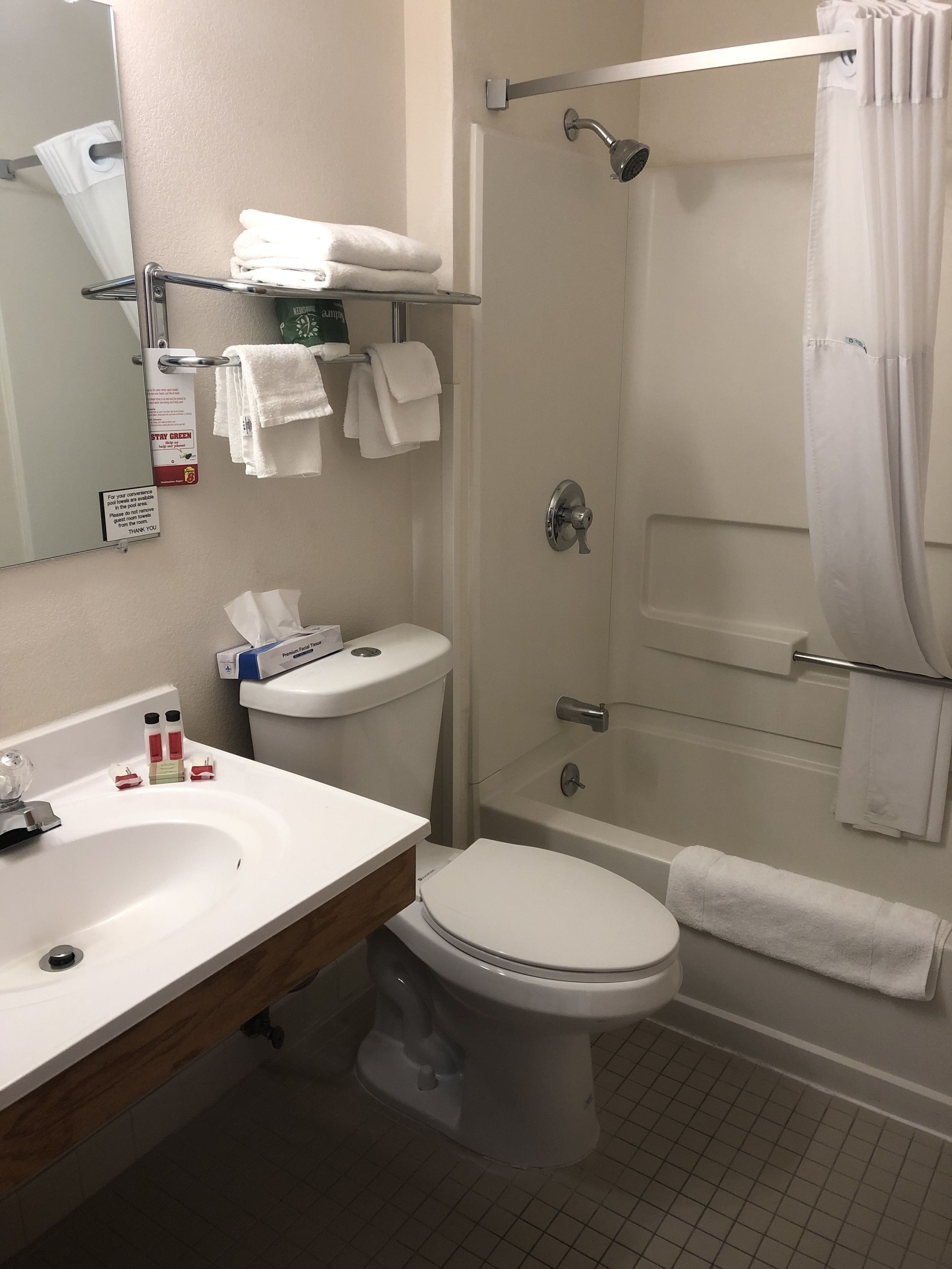 Ducha y bañera combinadas y artículos de higiene personal gratuitos
