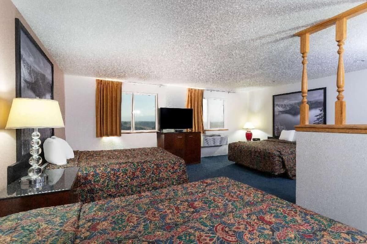 Hypo-allergenic bedding, pillowtop beds, desk, rollaway beds