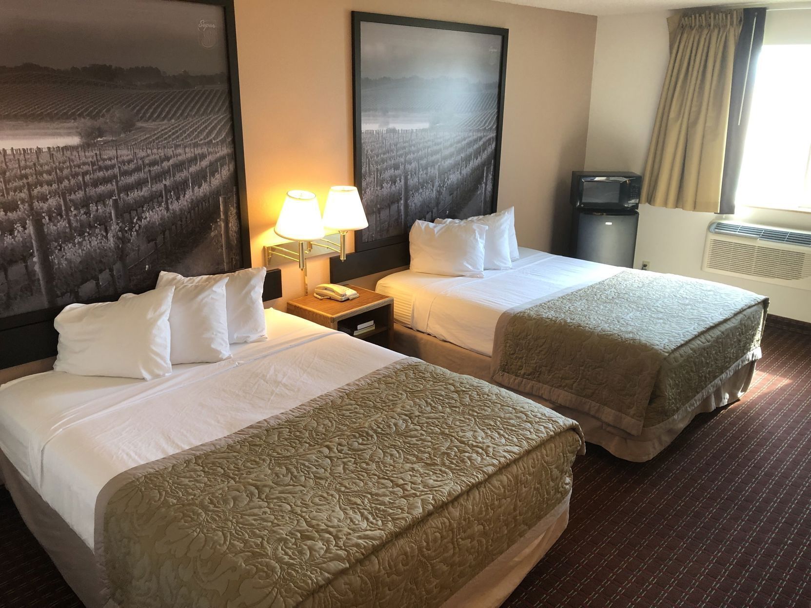 Hypoallergeen beddengoed, pillowtop-bedden, een bureau, extra bedden