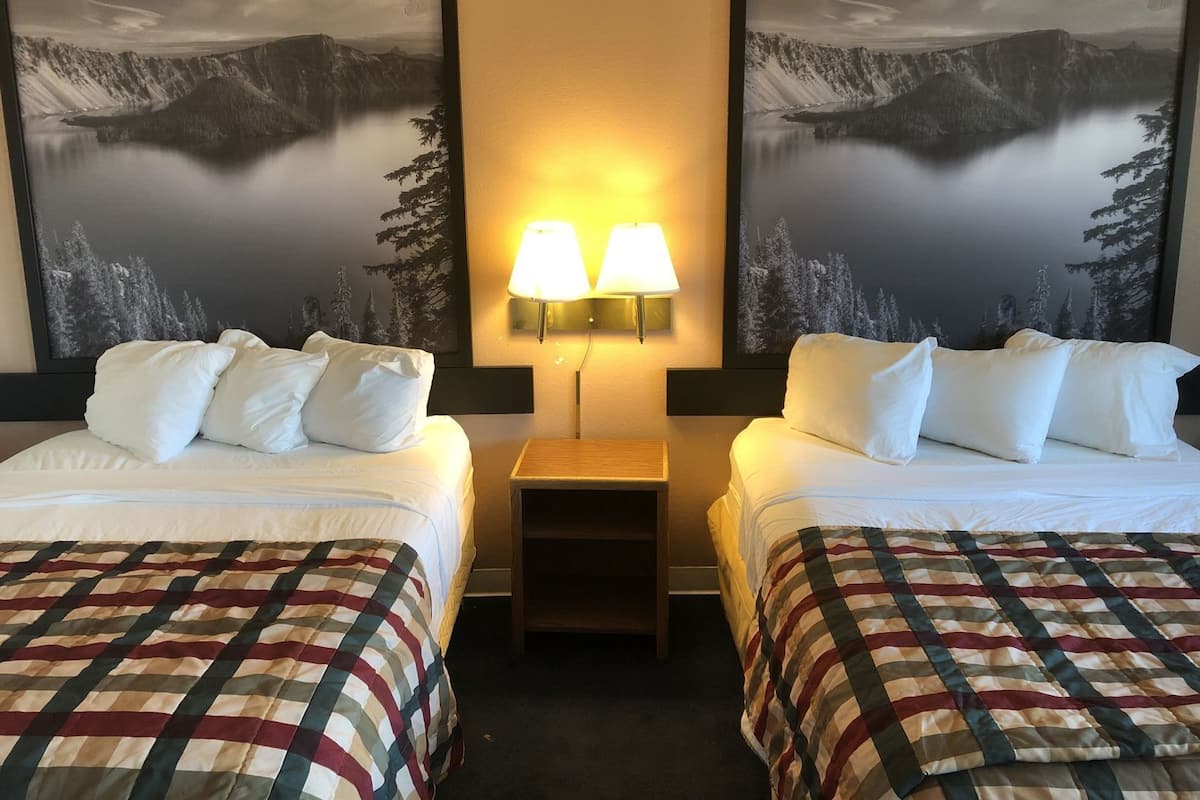 Allergiatestatut vuodevaatteet, pillowtop-patjalliset sängyt, työpöytä