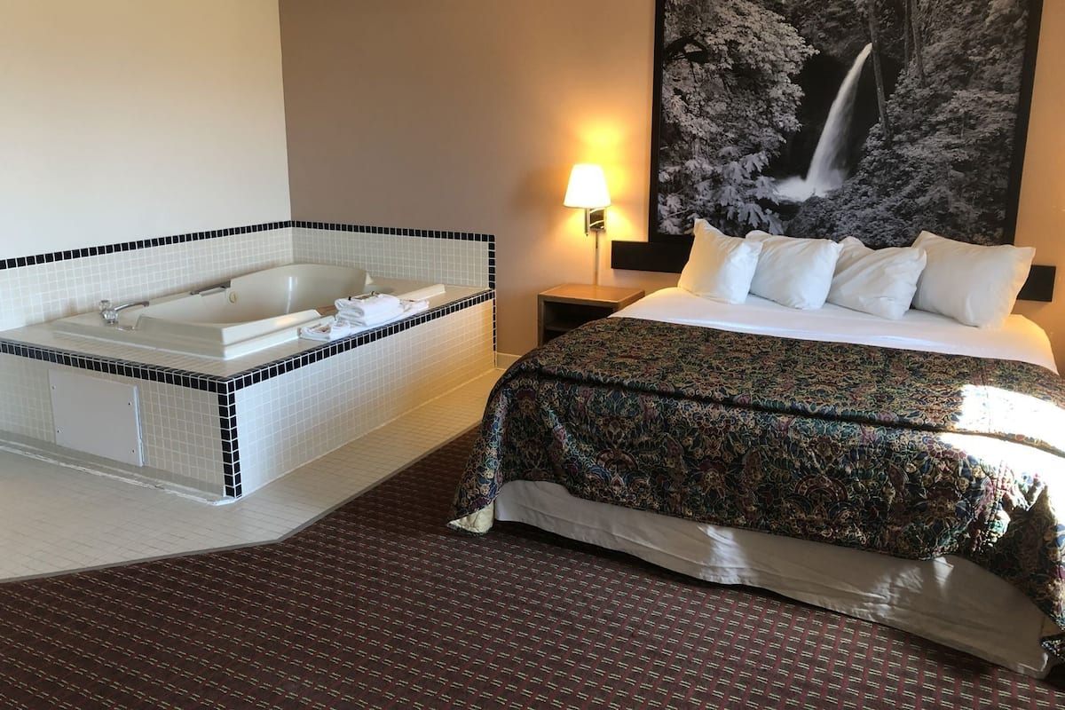 Allergiatestatut vuodevaatteet, pillowtop-patjalliset sängyt, työpöytä