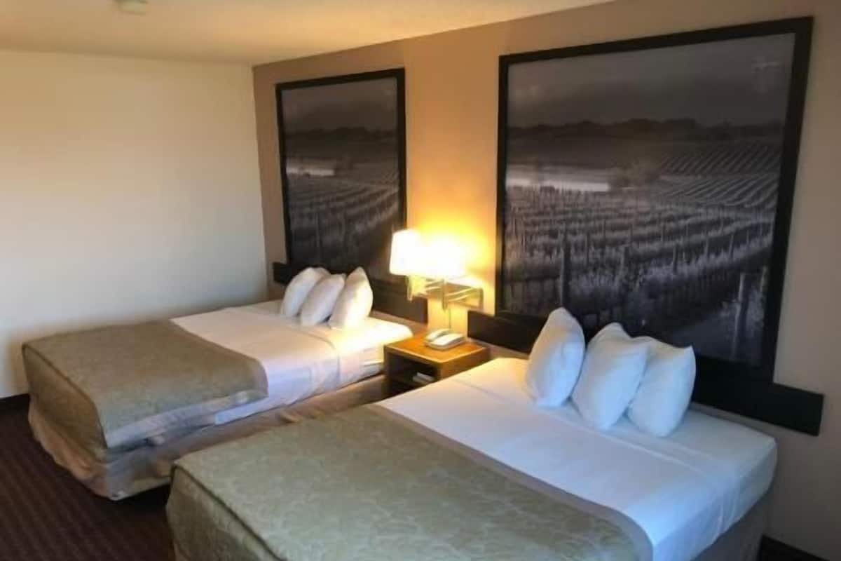 Allergiatestatut vuodevaatteet, pillowtop-patjalliset sängyt, työpöytä