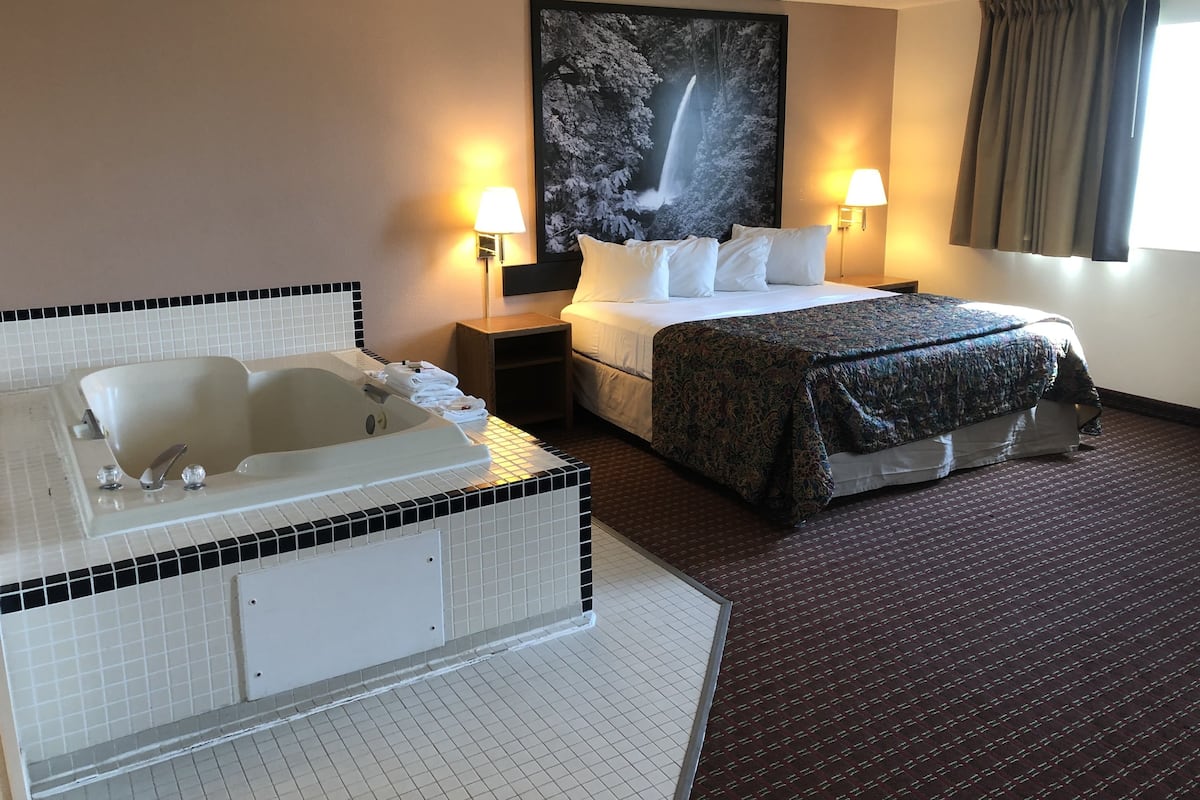 Suite estudio Deluxe, 1 cama King size, para no fumadores | Ropa de cama hipoalergénica, camas con pillow-top y escritorio