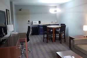 Suite, 1 très grand lit, non-fumeurs | Décoration personnalisée, ameublement personnalisé, bureau