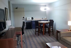 Suíte, 1 cama King, para não fumantes | Individualmente decorados, individualmente mobiliados, escrivaninha
