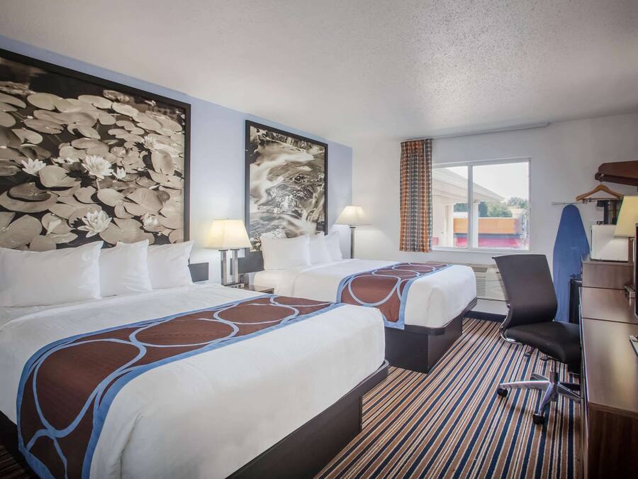 Kamer, 2 queensize bedden, niet-roken | Een kluis op de kamer, een bureau, verduisterende gordijnen