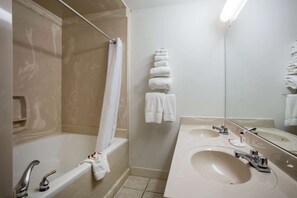 Studiosuite, 1 kingsize-seng, ikke-røyk | Bad | Toalettartikler (inkludert), hårføner og håndklær