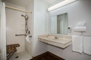 Chambre, 1 très grand lit, accessible aux personnes à mobilité réduite, non-fumeur | Salle de bain | Articles de toilette (gratuits), séchoir à cheveux, serviettes fournies